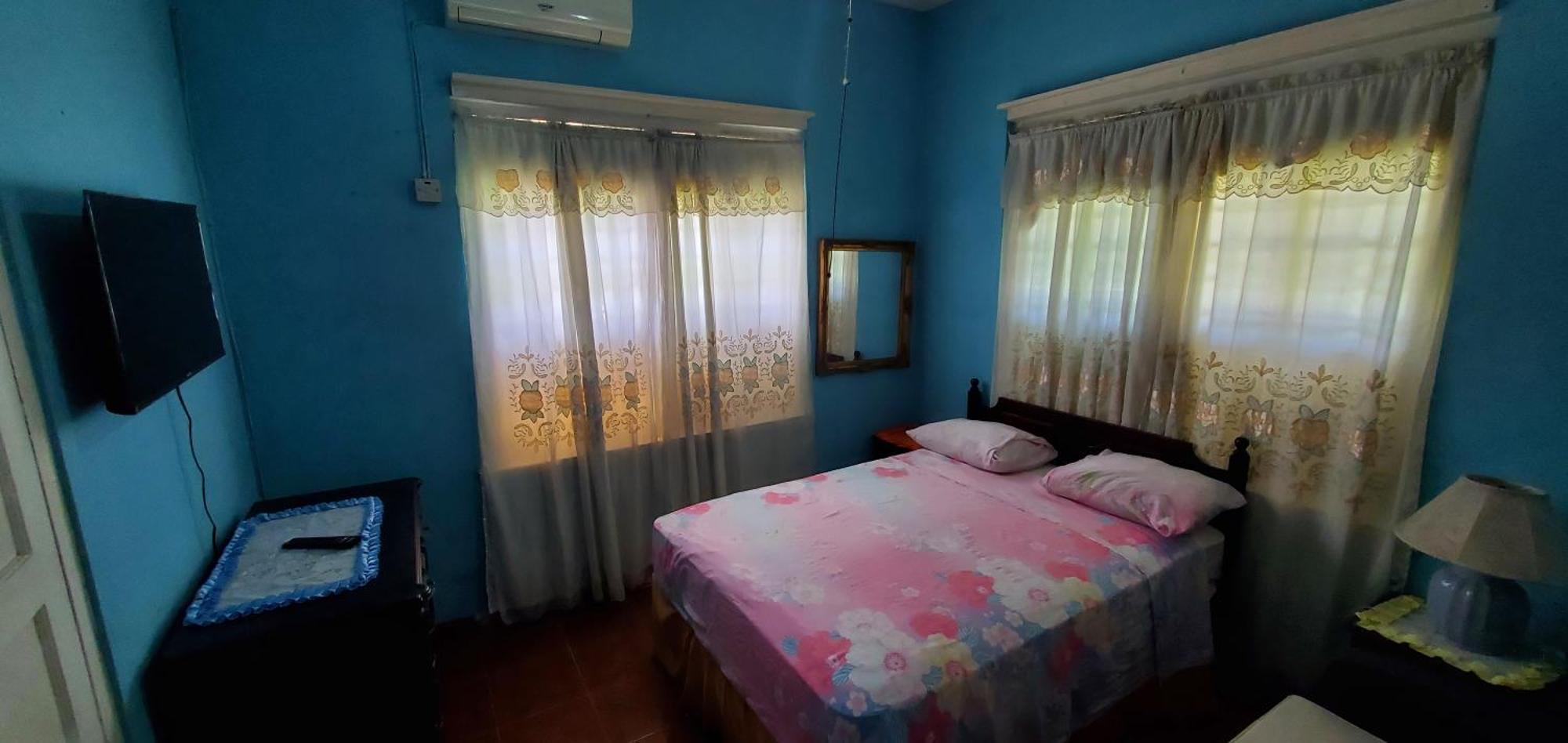Little Shaw Park Guest House Ocho Rios Bagian luar foto